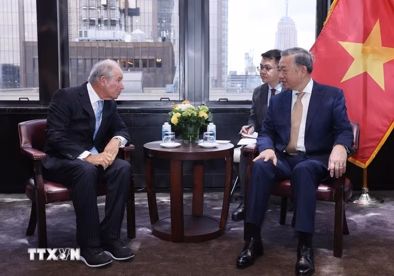 To Lam recibe a Stephen Schwarzmann, presidente, director ejecutivo y fundador del fondo de inversión Blackstone. (Foto: Lam Khanh/VNA)