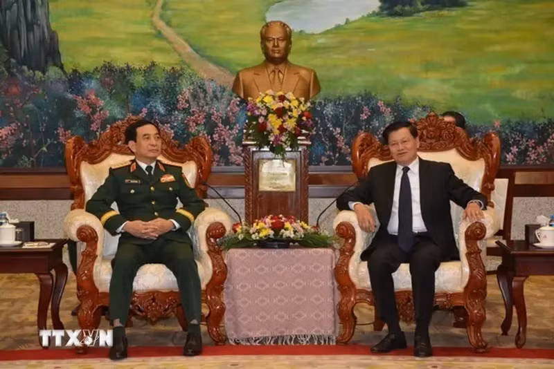 El ministro de Defensa de Vietnam, general Phan Van Giang, fue recibido por el secretario general del Partido Popular Revolucionario y presidente de Laos, Thongloun Sisoulith. (Foto: VNA)