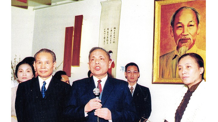 El 28 de enero de 1973, el ministro de Relaciones Exteriores, Nguyen Duy Trinh, junto con el jefe de la delegación negociadora de la República Democrática de Vietnam, Xuan Thuy, y la jefa de la delegación negociadora del Gobierno Revolucionario Provisional de la República de Vietnam del Sur, Nguyen Thi Binh, visitan la Asociación de Vietnamitas en Francia, un día después de la firma de los Acuerdos de París. (Fotografía: Asociación de Vietnamitas en Francia). 
