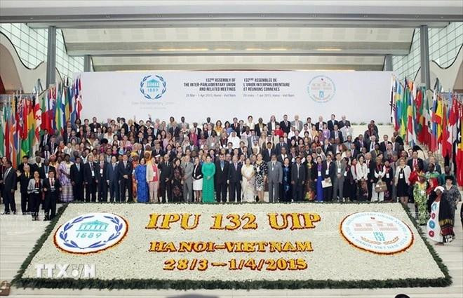 El presidente de la Asamblea Nacional de Vietnam, Nguyen Sinh Hung, titular de la UIP-132, se toma una foto con los delegados que asistieron al evento organizado en Hanói en 2015. (Foto: VNA)
