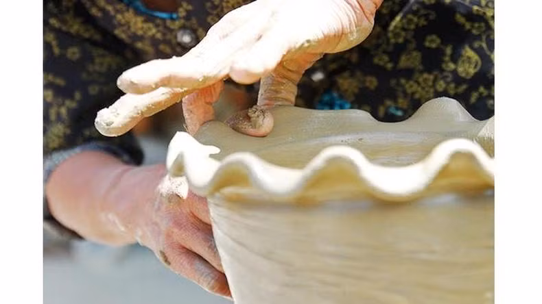 Elaboración del borde de un jarrón.