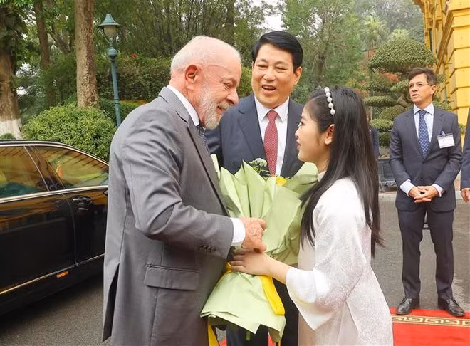 Una niña de Hanói entrega flores al presidente de Brasil, Luiz Inácio Lula da Silva. (Foto: VNA) Una niña de Hanói entrega flores al presidente de Brasil, Luiz Inácio Lula da Silva. (Foto: VNA)