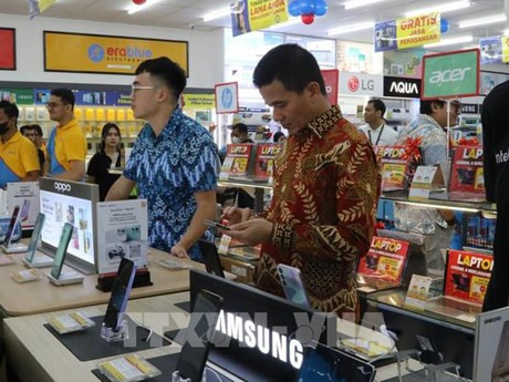 Clientes eligen productos en la tienda Erablue. (Foto VNA)