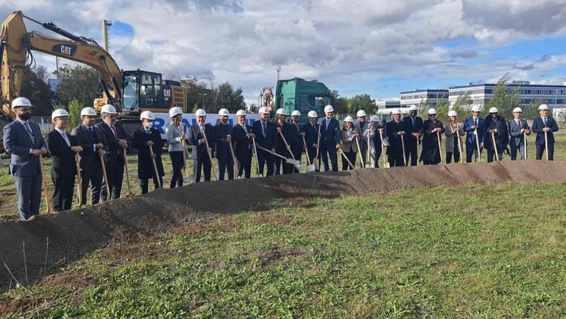 En el acto de inicio de construcción del complejo. (Fotografía: baoquocte.vn)