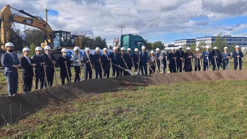 En el acto de inicio de construcción del complejo. (Fotografía: baoquocte.vn)