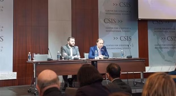 El embajador de Vietnam en Estados Unidos, Nguyen Quoc Dung (en la derecha), en el seminario. (Foto: VNA)