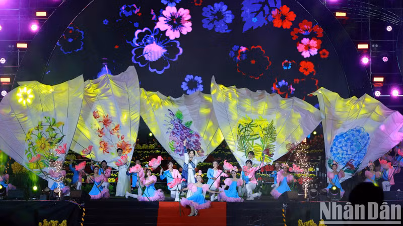 Actuación para abrir la ceremonia de clausura del décimo Festival de Flores de Da Lat y dar la bienvenida al Año Nueo 2025.