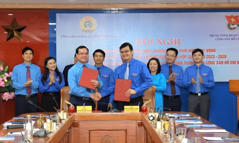 En el acto de firma. 