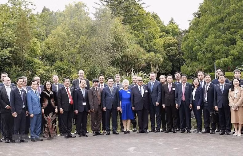 Dinh Hue en el encuentro con los delegados y la junta directiva de la Universidad de Waikato. (Fotografía: VNA)