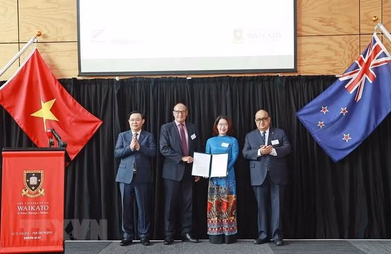 Dinh Hue presencia la firma de memorandos de entendimiento entre las universidades de Nueva Zelanda y Vietnam. (Fotografía: VNA)