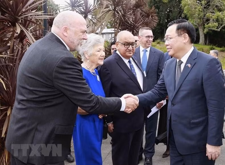 Directivos de Universidad de Waikato reciben al presidente de la Asamblea Nacional de Vietnam, Vuong Dinh Hue. (Fotografía: VNA)