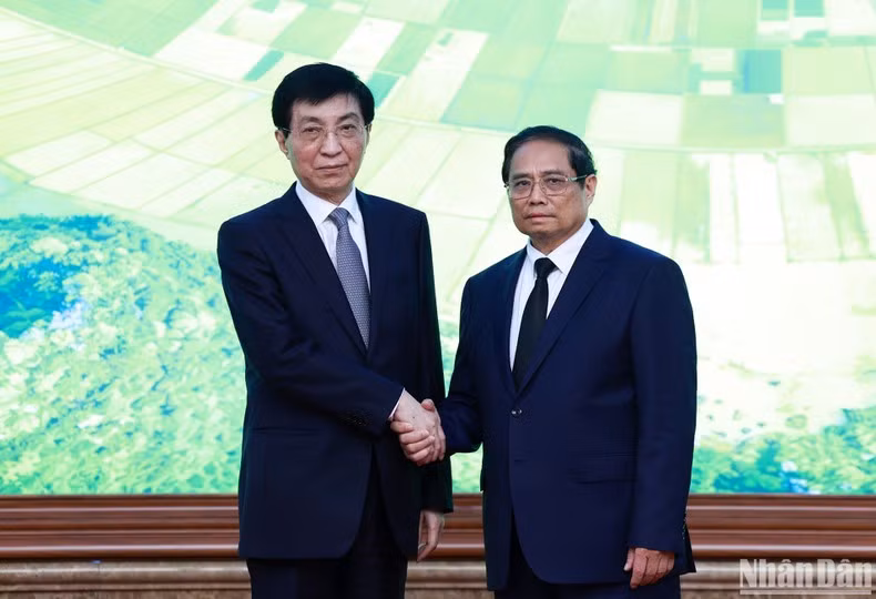 El premier vietnamita recibe a Wang Huning.