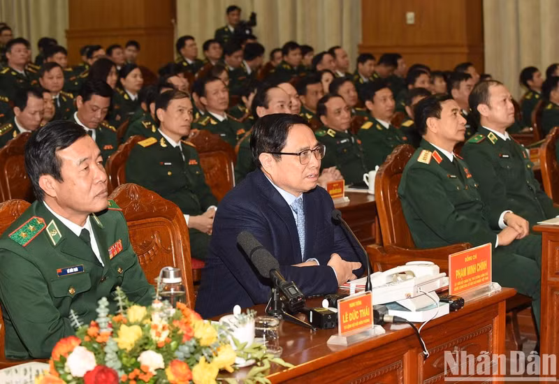 El primer ministro también se reúne de forma virtual con oficiales y soldados de los puestos fronterizos de A Pa Chai, de la provincia de Dien Bien; de Truong Sa, de la provincia de Khanh Hoa y de Ea H'leo, de la provincia de Dak Lak.