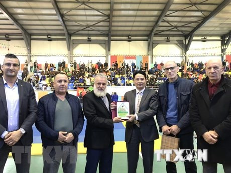 El embajador de Vietnam en Argelia, Nguyen Thanh Vinh y el presidente de la Federación de Artes Marciales de Vietnam en Argelia, Rabie Ait Medjber (centro) (Fuente: VNA)