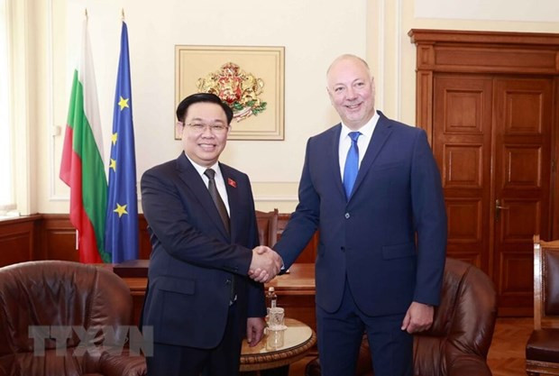 El presidente de la Asamblea Nacional de Vietnam, Vuong Dinh Hue y su homólogo de Bulgaria, Rosen Zhelyazkov, durante el encuentro en el marco de la visita oficial a Bulgaria del titular vietnamita el 25 de septiembre de 2023. (Foto: VNA)