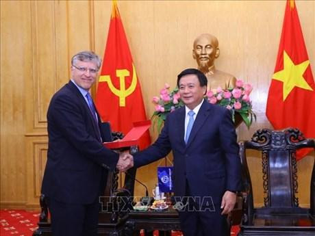 El miembro del Buró Político del Partido Comunista de Vietnam, presidente del Consejo Teórico Central y director de la Academia Política Nacional Ho Chi Minh, Nguyen Xuan Thang, recibió a Marcello de Moura Estevão Filho, director de la práctica global de Macroeconomía, Comercio e Inversión del Banco Mundial. (Fotografía: VNA) 