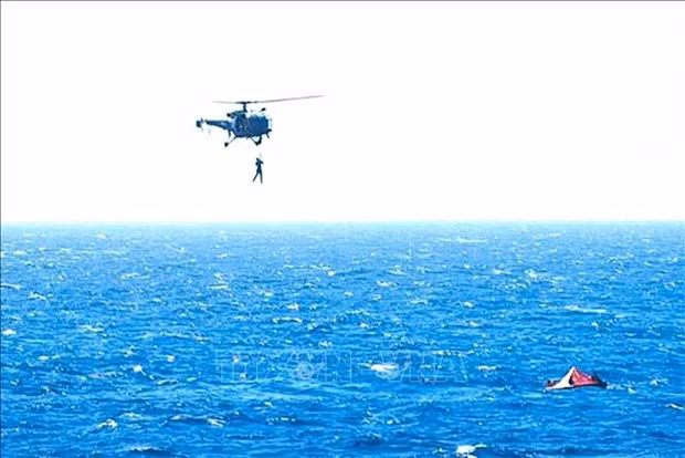 Realizan labores de rescate a marineros del barco True Confidence. (Foto: AFP/VNA)