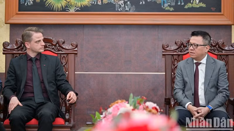 Le Quoc Minh, subjefe de la Comisión de Comunicación y Educación del Comité Central del Partido Comunista de Vietnam, presidente-editor del periódico Nhan Dan y titular de la Asociación de Periodistas del país, recibe al presidente del Partido de Izquierda de Alemania, Maximilian Schirmer. 