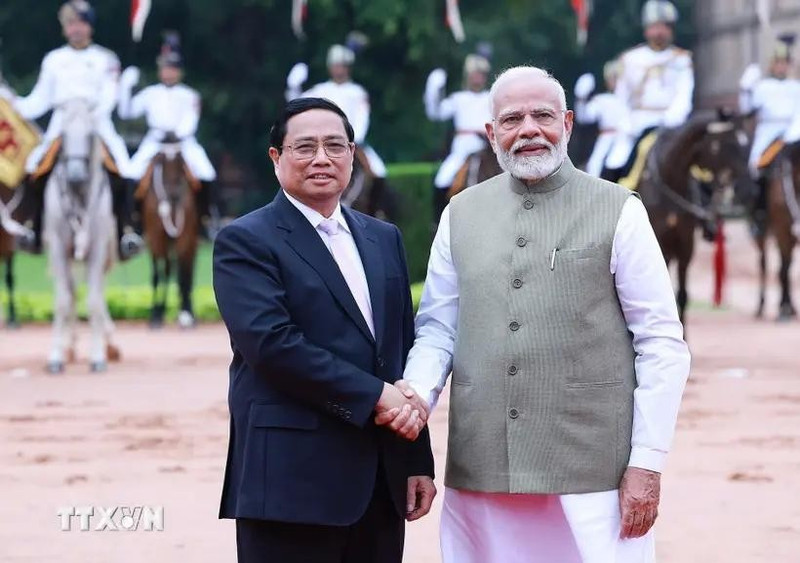 El primer ministro de la India, Narendra Modi, preside la ceremonia de bienvenida a su homólogo vietnamita, Pham Minh Chinh. (Foto: VNA)