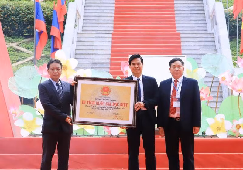 Acto de entrega del Certificado de Clasificación a la Zona de Reliquia Histórica Revolucionaria Vietnam- Laos como reliquia nacional especial.