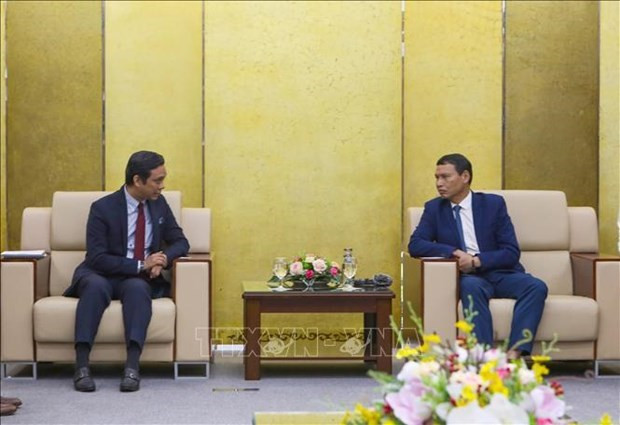 El vicepresidente del Comité Popular de Da Nang, Ho Ky Minh (derecha), y el cónsul general de Malasia en Ciudad Ho Chi Minh, Firdauz Bin Othman, durante su reunión el 4 de diciembre. (Foto: VNA)