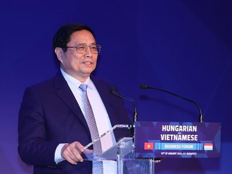 El primer ministro de Vietnam, Pham Minh Chinh, habla en el foro. (Foto: VNA)