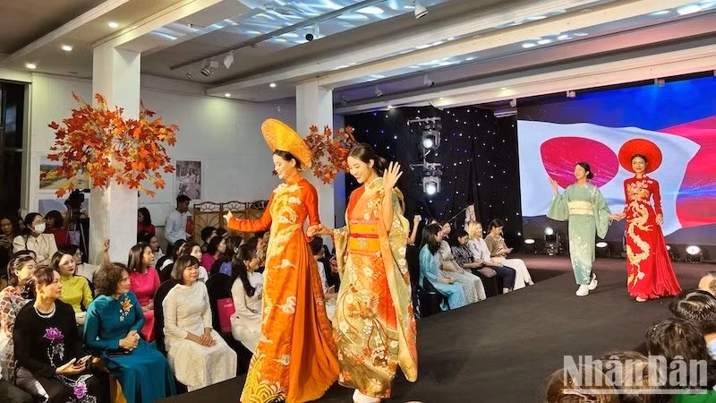 Presentan el Ao Dai vietnamita.