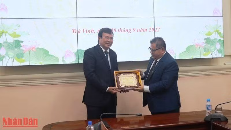 El presidente del Comité Popular de Tra Vinh, Le Van Han (derecha), entrega regalo al secretario de Estado y vocero del Ministerio de Cultura y Arte de Camboya, Long Ponnasirivath,