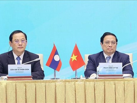 El primer ministro de Vietnam, Pham Minh Chinh (derecha), y su homólogo laosiano, Sonexay Siphandone, copresiden la conferencia. (Foto: VNA)