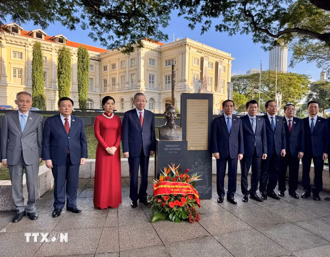El secretario general del PCV, To Lam, y su esposa, junto con la delegación de alto rango de Vietnam, se toman una foto de recuerdo en la estatua del Tío Ho. (Foto: VNA)