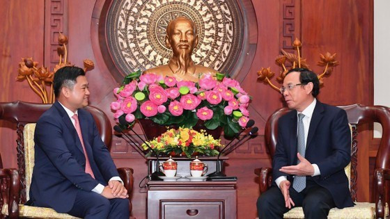 Nguyen Van Nen (derecha), miembro del Buró Político y secretario del Comité del Partido Comunista de Vietnam, recibe al saliente cónsul general camboyano Sok Dareth. (Fotografía: VNA)