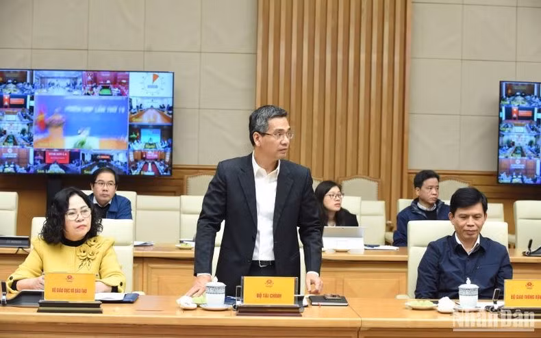 El representante del Ministerio de Finanzas, habla en la reunión.