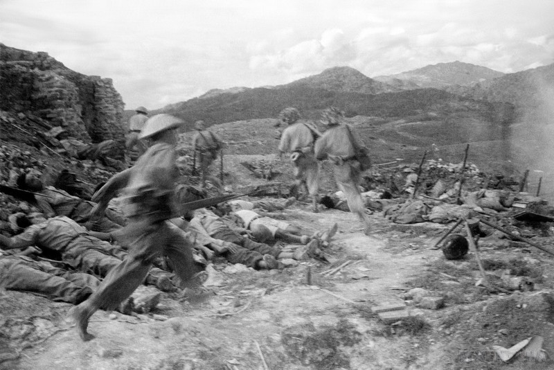 Unidades de choque vietnamitas atacan a enemigos en la colina A1. (Foto: VNA)