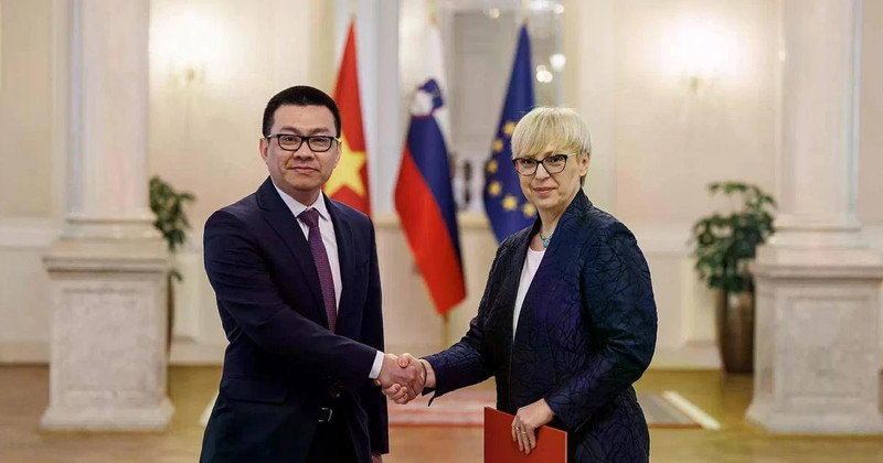 El nuevo embajador de Vietnam en Eslovenia, Vu Le Thai Hoang, y la presidenta de Eslovania, Natasa Pirc Musar (Foto: Cortesía del Palacio Presidencial de Eslovenia)
