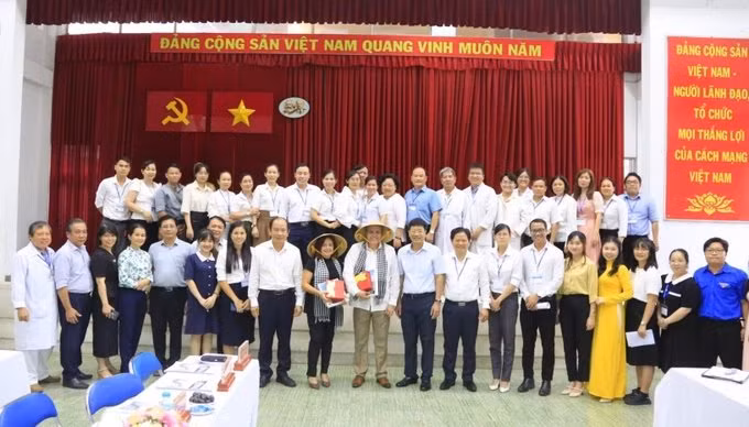 Médicos especialistas cubanos y representantes del sector de Salud de Ciudad Ho Chi Minh en la reunión. (Foto: sggp.org.vn)