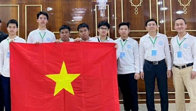 Los alumnos vietnamitas que asistieron a la segunda Olimpiada Internacional de Matemáticas para Estudiantes de Secundaria, celebrada en Turkmenistán del 21 al 26 de abril (Foto: VNA)