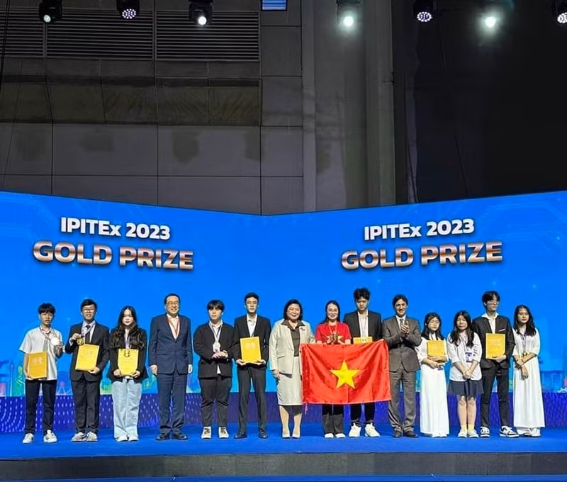 Estutiantes vietnamitas reciben medallas de oro en el certamen.