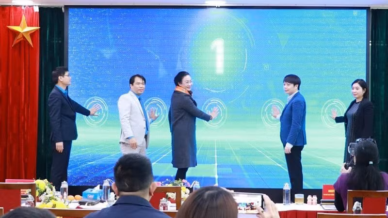 Los delegados presionan el botón para inaugurar la actividad. 