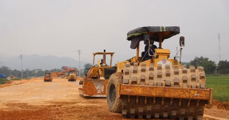 El contratista Cienco 8 acelera la construcción de la carretera que conecta la ruta interregional con el parque industrial de Cam Khe. (Foto: baophutho.vn)