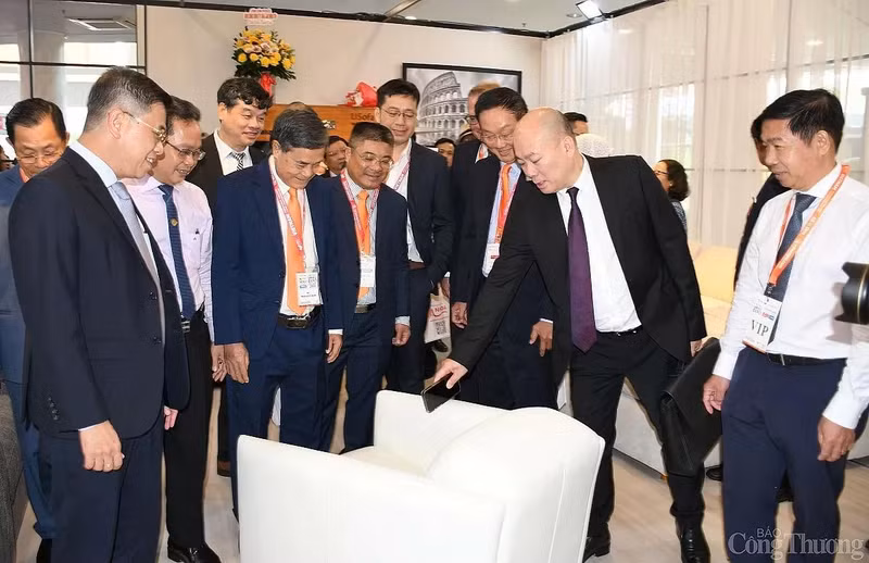 Delegados visitan la exposición. (Foto: congthuong.vn) Delegados visitan la exposición. (Foto: congthuong.vn)