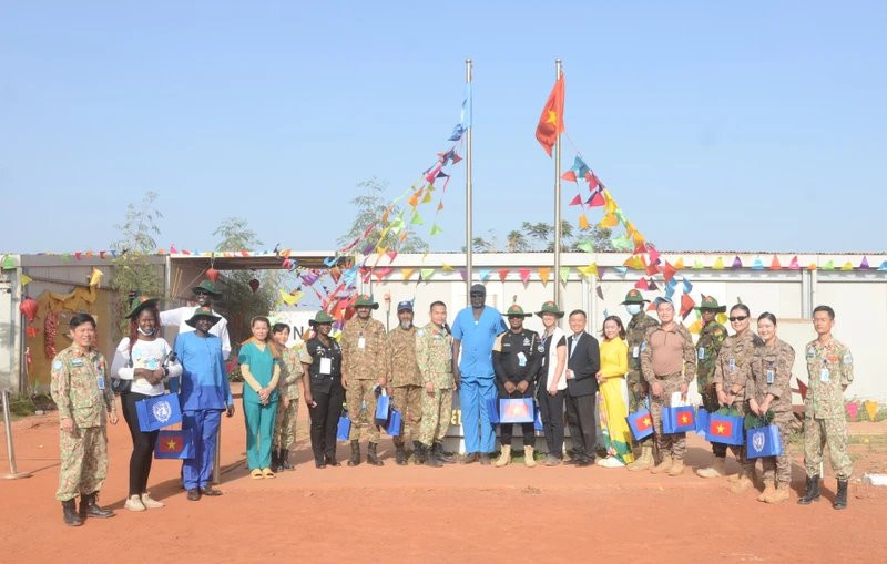 Participantes en la conferencia. (Foto: Hospital de campaña de segundo nivel número 5 de Vietnam)