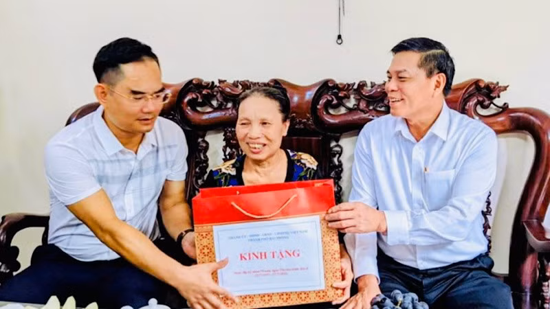 Dirigentes de Hai Phong visitan y entregan obsequios a las personas con servicios meritorios en el distrito de Ngo Quyen.