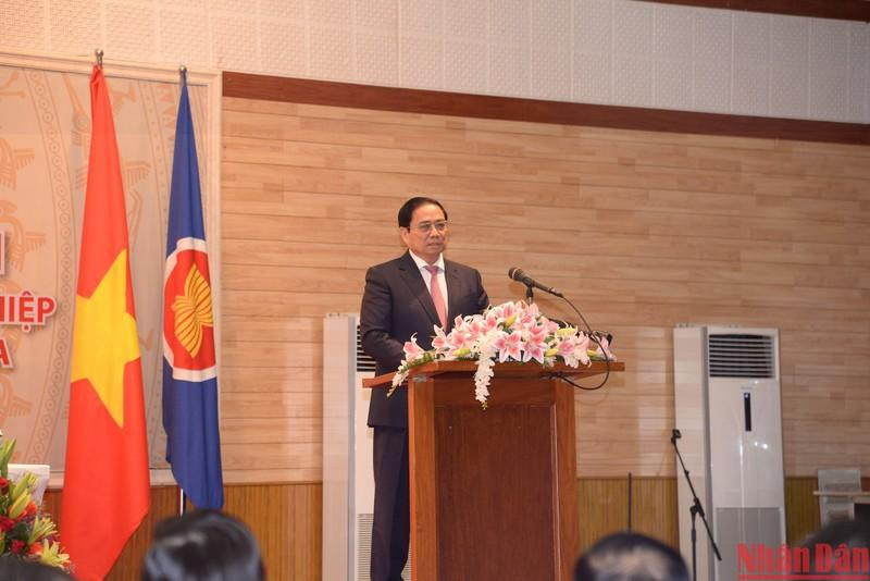 El primer ministro Pham Minh Chinh habla en la reunión. (Fotografía: Nhan Dan)