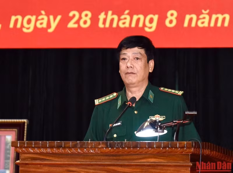 El representante del Alto Mando de la Guardia Fronteriza de Lao Cai informa al primer ministro sobre los resultados y logros alcanzados.