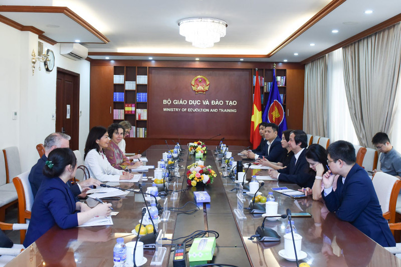 En la reunión. (giaoducthoidai.vn)