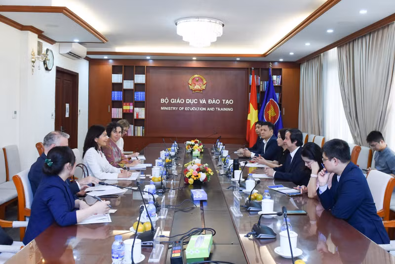 En la reunión. (giaoducthoidai.vn)