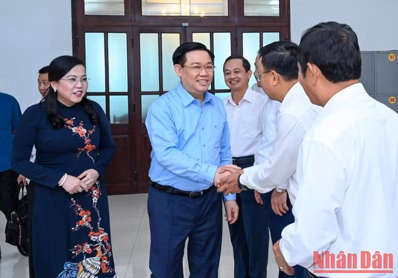 El presidente de la AN, Vuong Dinh Hue, y los líderes de Thai Nguyen.