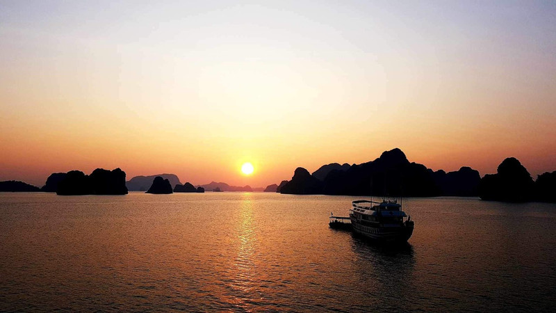 Atadecer en la bahía de Ha Long.