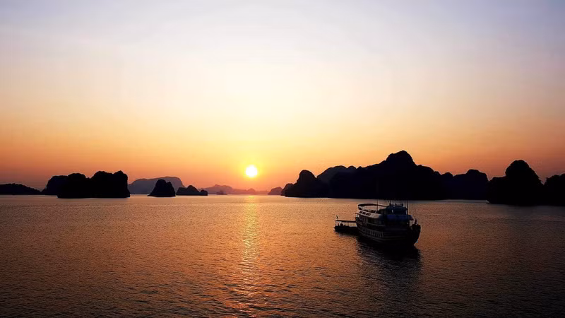 Atadecer en la bahía de Ha Long.