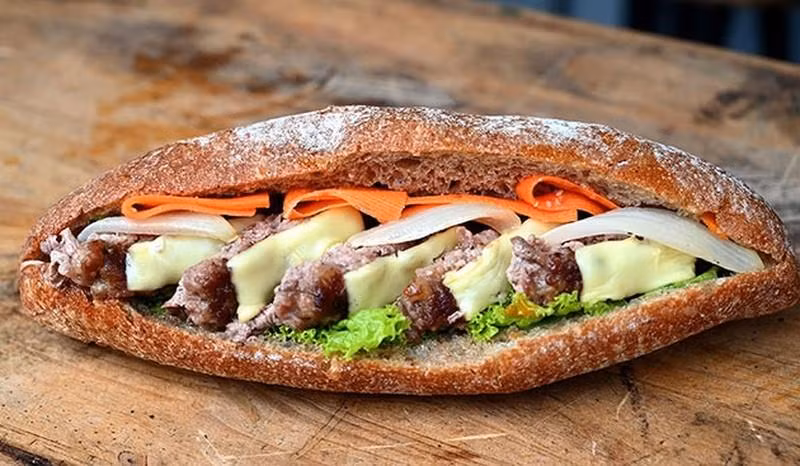 El Banh mi vietnamita, una de las 50 mejores comidas callejeras de Asia. (Fotografía: Nhan Dan) 